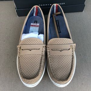 Tommy Hilfiger ladies tan flats size 8.